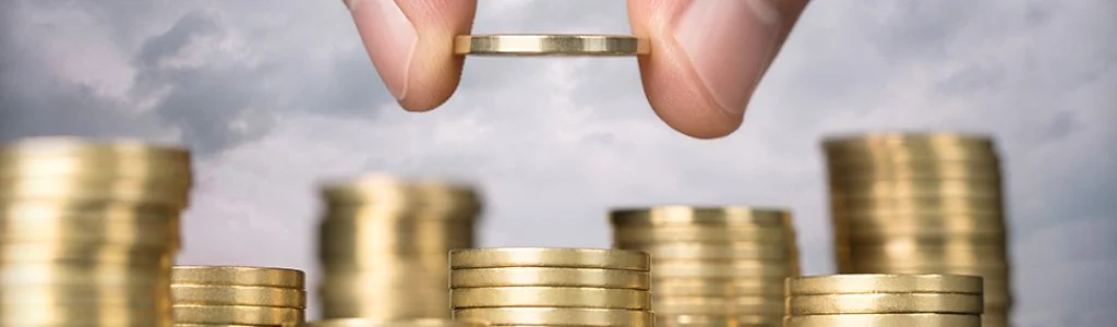 Une jeune pousse grandit parmi des pièces de monnaie