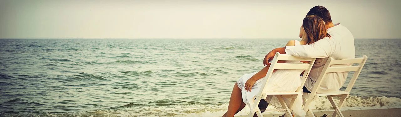 Un couple profite d’un moment au bord de la mer
